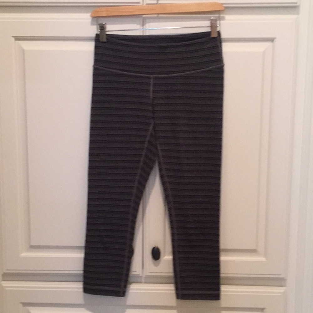 LuluLemon Wonder Under, striped gray/black.
